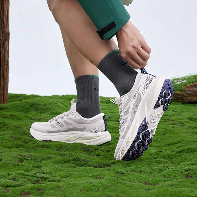 QIAODAN Cushioning Slip Resistant Breathable Low top Outdoor Shoes Men’s Mist Gray Light Gray