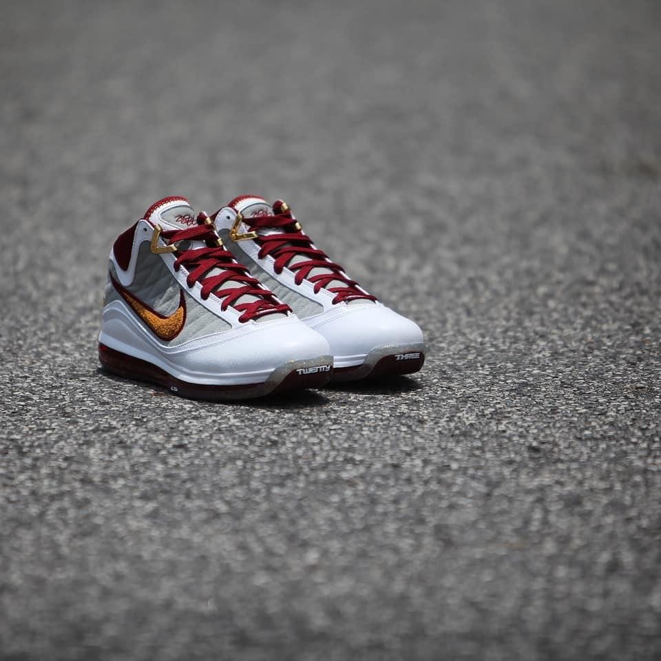 细节实拍展示复刻版nike lebron 7 qs "mvp"