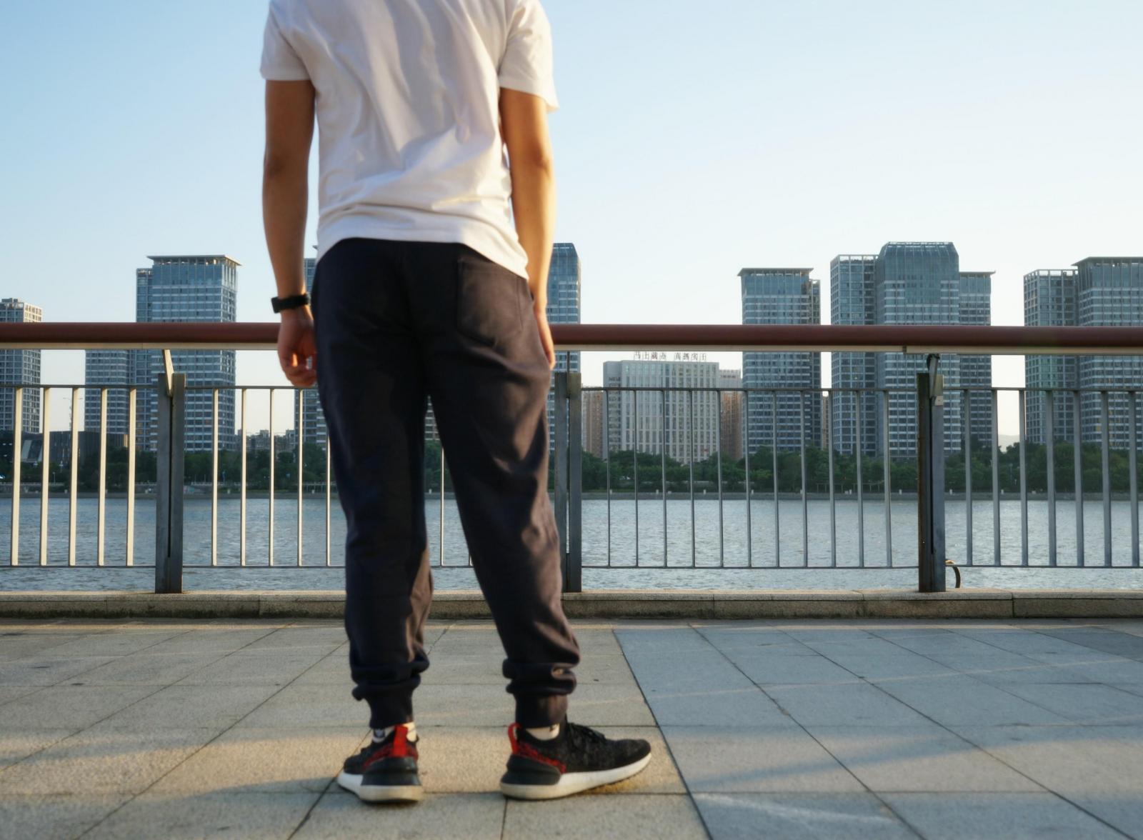 冬天不再怕冷!90分男子加绒保暖卫裤穿搭在身,依然潇洒如初