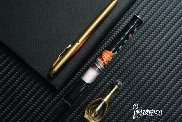 未来科技新体验:柔宇新一代折叠屏手机FlexPai 2