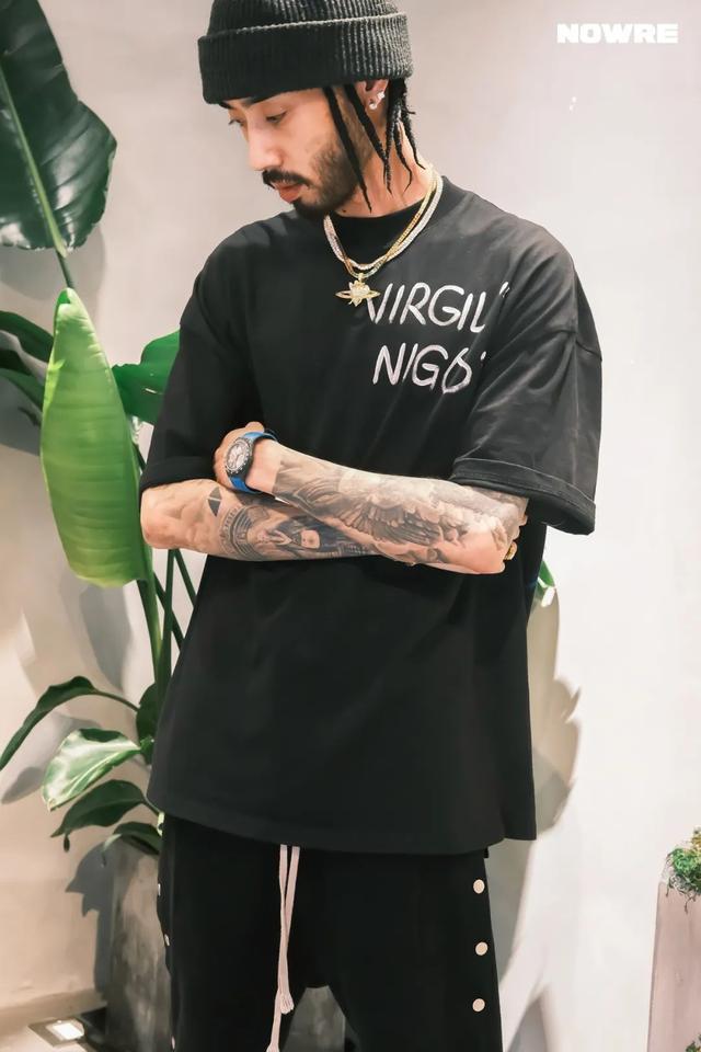 如果平时你有关注潮流穿搭,或者观看一些与年轻人相关的热门综艺的话,这条融合了 Smiley Face、黑色骰子、金属骷髅头与彩色蝴蝶的 Smiley Pearl Necklace 一定不会让你感到陌生,它曾出现在众多明星、KOL 的造型穿搭之余,你甚至在大街小巷的潮流人群中也能看到它的踪影。虽然有很多朋友对这条项链都相当熟悉,但似乎对它的由来并不了解。实际上,以 Punk 灵感为构思出发设计的这条项链,是由品牌单位 *EVAE+ 的设计师 FLOAT 所打造,目前 Smiley Pearl Necklac