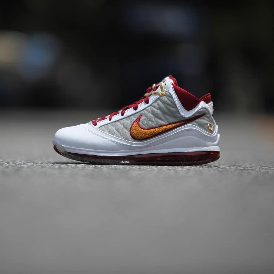 细节实拍展示复刻版nike lebron 7 qs "mvp"