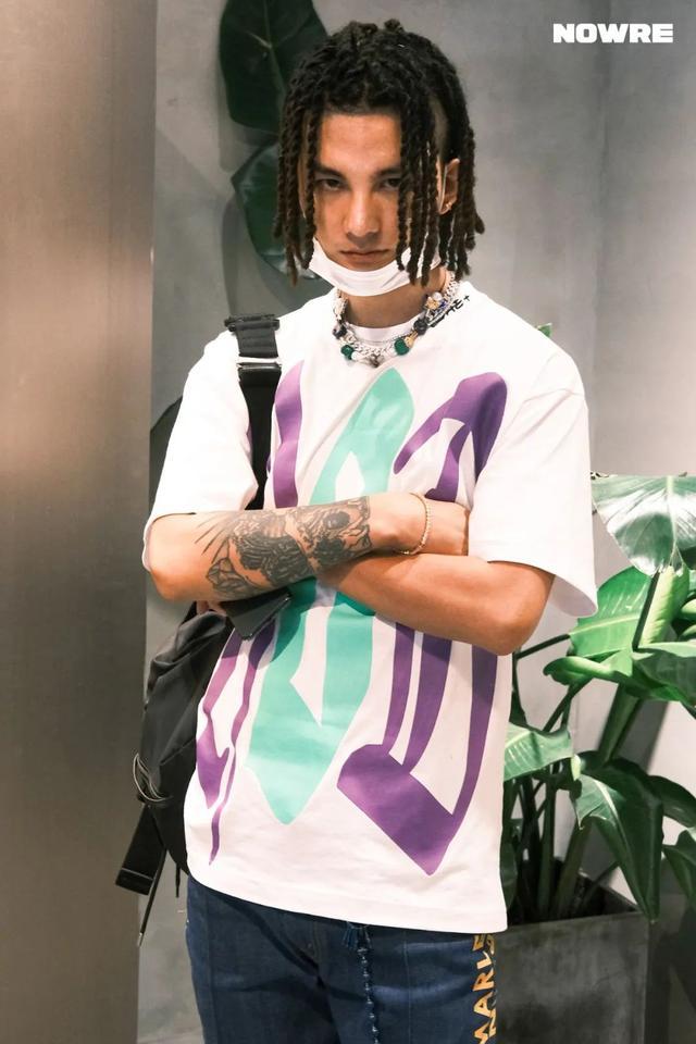 如果平时你有关注潮流穿搭,或者观看一些与年轻人相关的热门综艺的话,这条融合了 Smiley Face、黑色骰子、金属骷髅头与彩色蝴蝶的 Smiley Pearl Necklace 一定不会让你感到陌生,它曾出现在众多明星、KOL 的造型穿搭之余,你甚至在大街小巷的潮流人群中也能看到它的踪影。虽然有很多朋友对这条项链都相当熟悉,但似乎对它的由来并不了解。实际上,以 Punk 灵感为构思出发设计的这条项链,是由品牌单位 *EVAE+ 的设计师 FLOAT 所打造,目前 Smiley Pearl Necklac