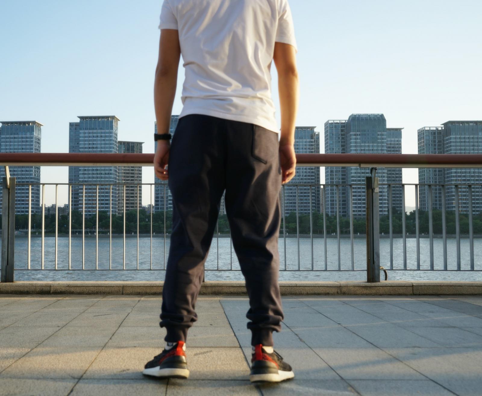 冬天不再怕冷!90分男子加绒保暖卫裤穿搭在身,依然潇洒如初