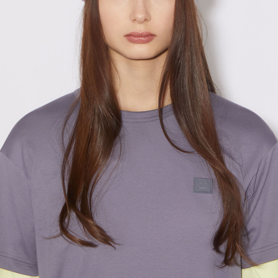 Женская футболка Acne Studios (фиолетовая) — фото 2