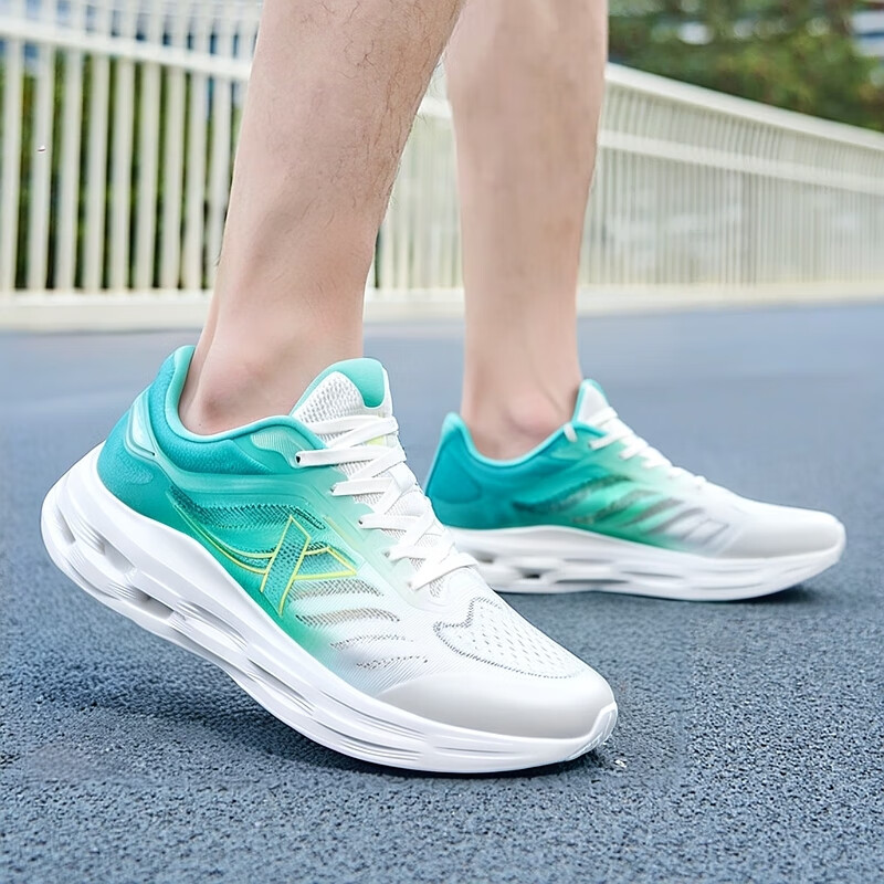 XTEP Breathable And Lightweight Low top Running Shoes Men’s White Green