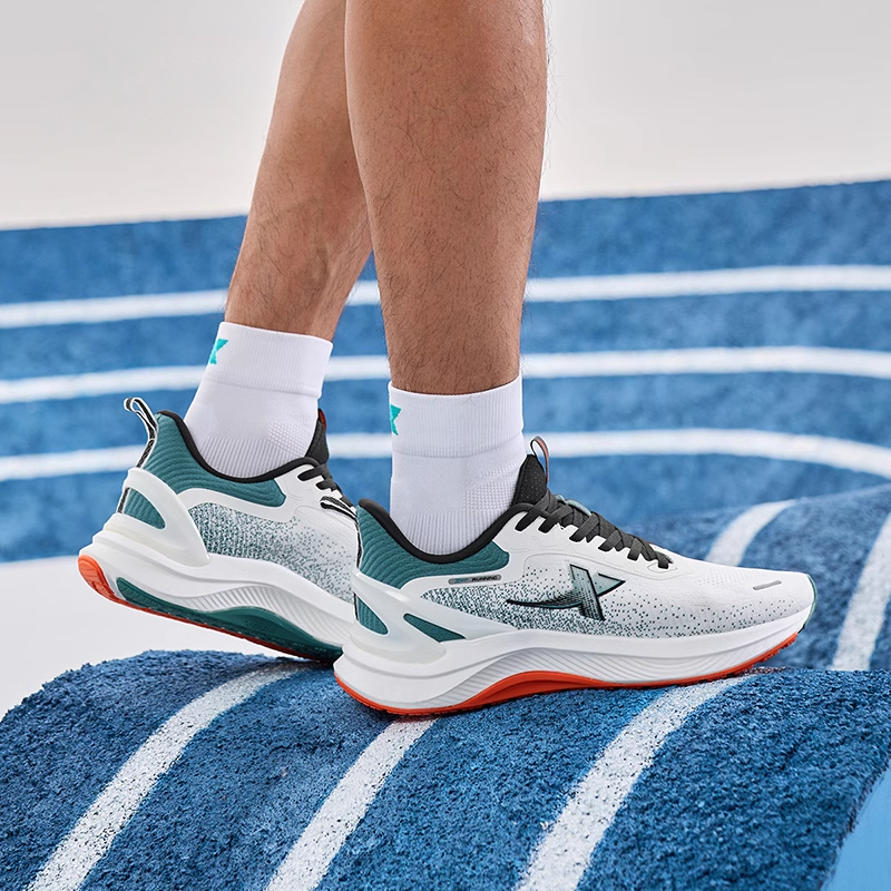 XTEP Cushioning Breathable Low top Running Shoes Men’s White Green