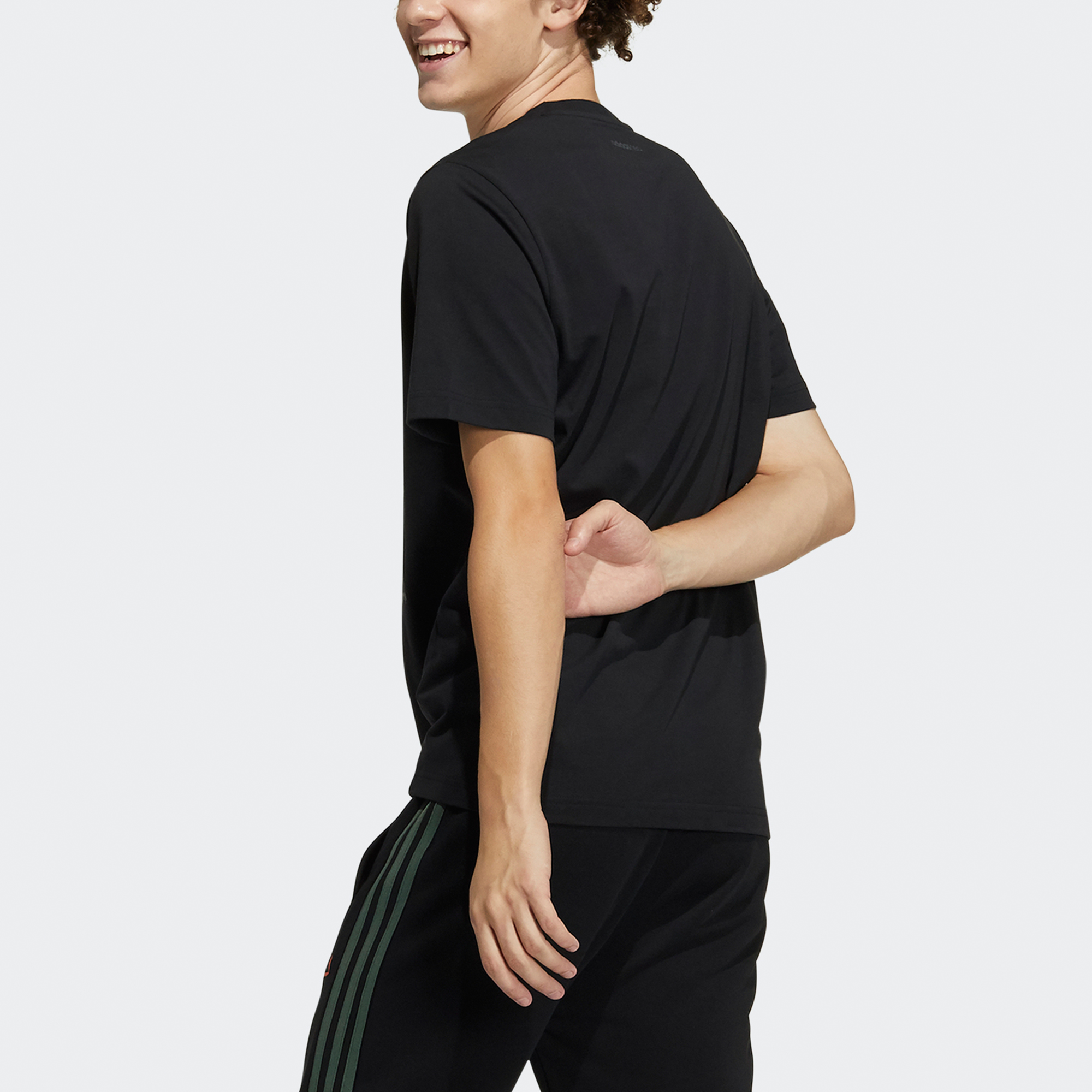 Мужская футболка adidas neo M Ssfv5 Tee1 (черная) — фото 5
