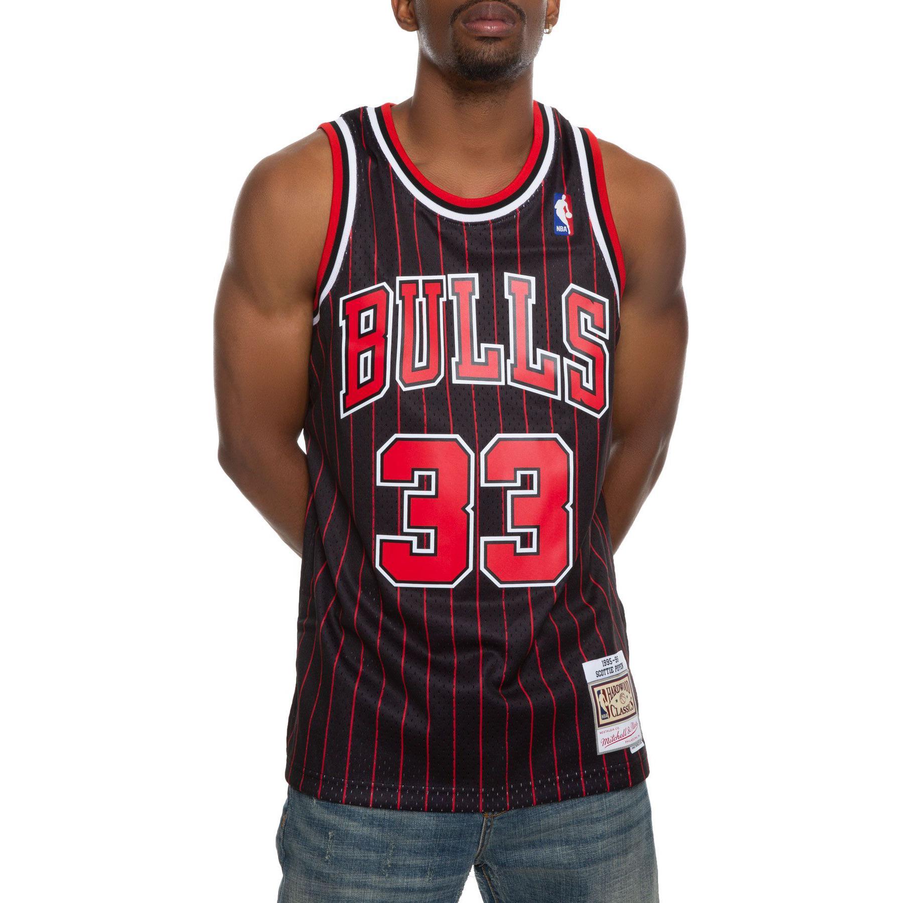 Mitchell & Ness Chicago Bulls Alternate 1995 96 Scottie Pippen Swingman Jersey