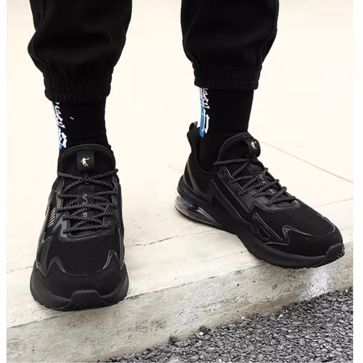 QIAODAN Comfortable Cushioning Low top Running Shoes Men’s Black