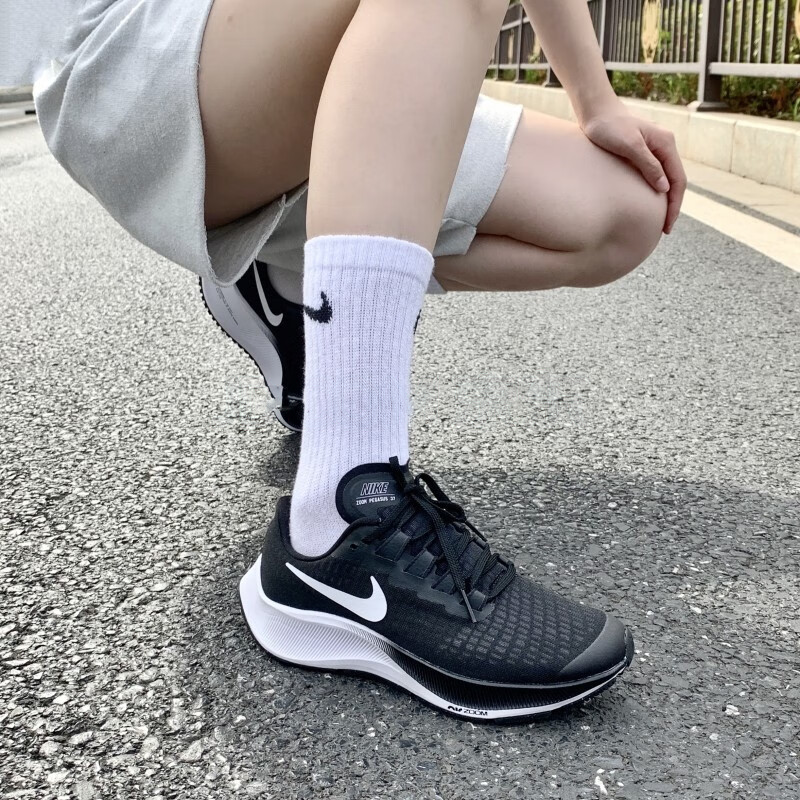 Детские кроссовки Nike Pegasus 37 (черно-белые) — фото 4