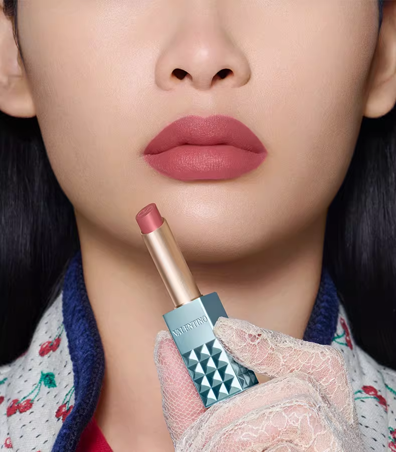 【香港直邮】 意大利 Valentino Beauty 华伦天奴美妆 铆钉口红 #137A 开运红 好运蓝鎏金铆钉管 丝滑润泽 正红气场 新年礼物 2.8g