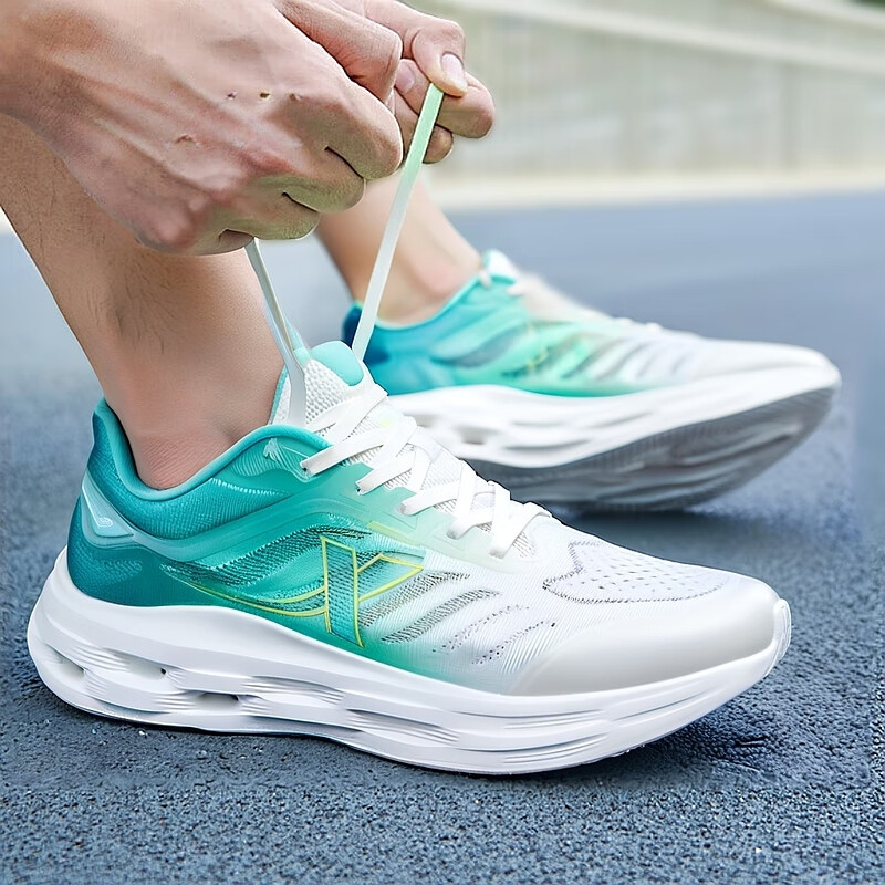 XTEP Breathable And Lightweight Low top Running Shoes Men’s White Green