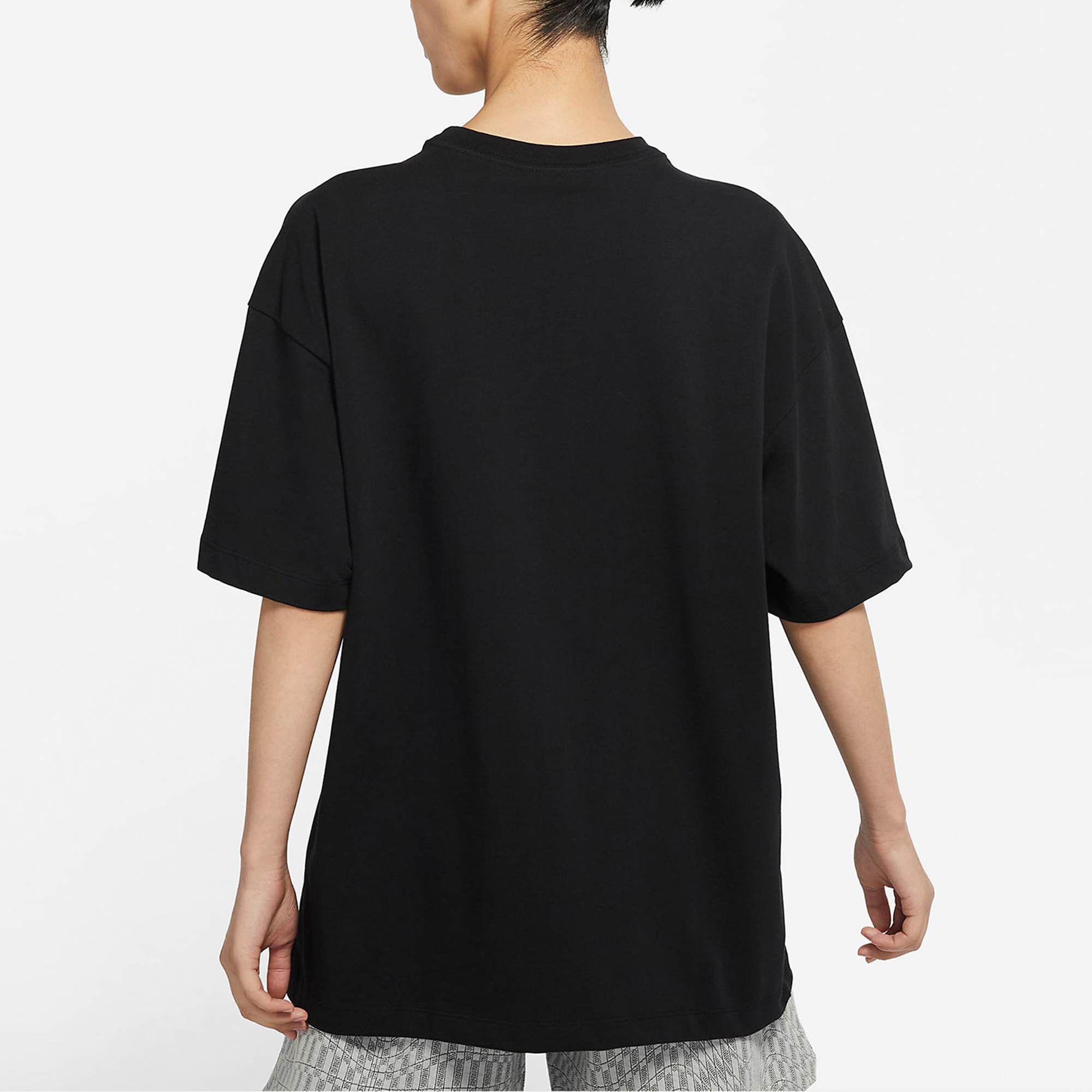 Женская футболка Nike Sportswear Essential (черная) — фото 4