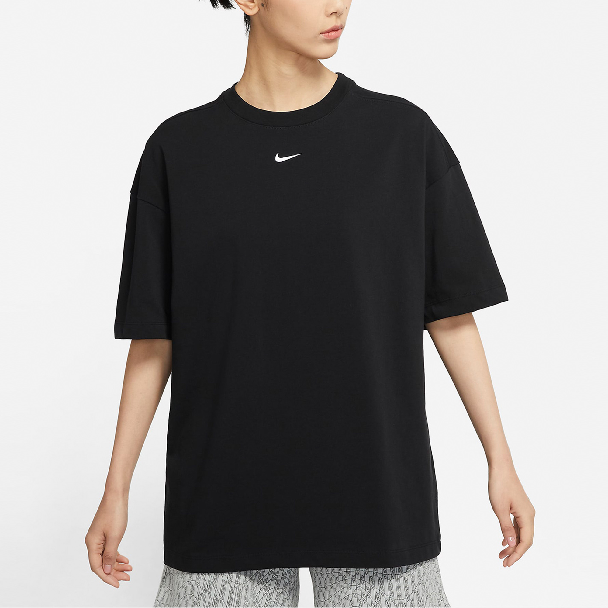 Женская футболка Nike Sportswear Essential (черная) — фото 5