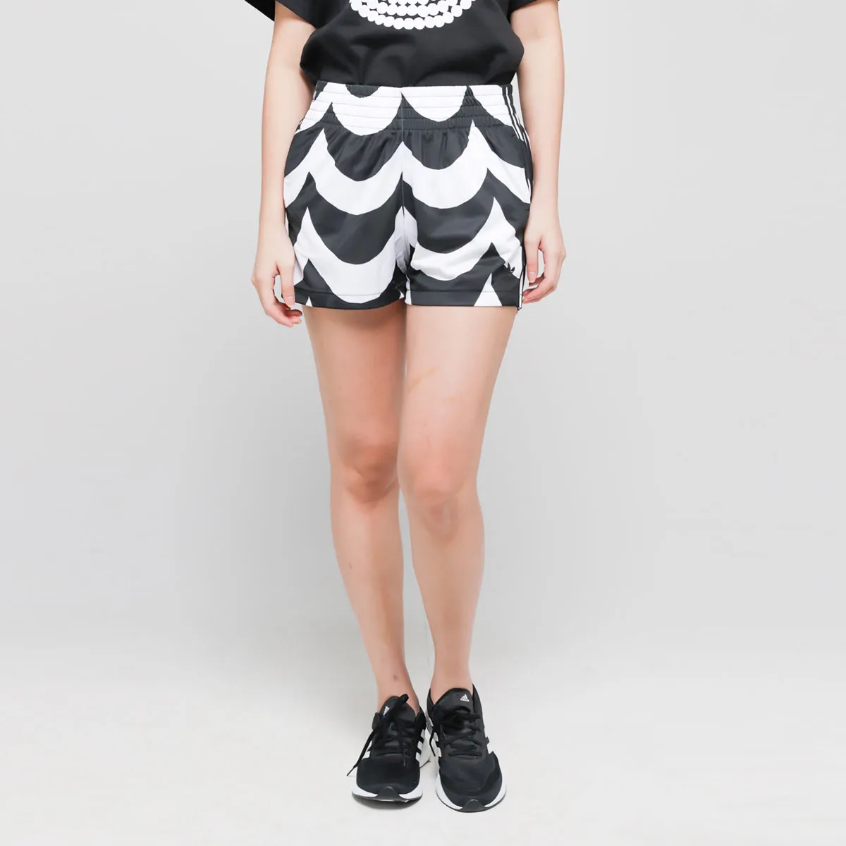 Женские шорты adidas originals MARIMEKKO Short (черно-белые) — фото 4