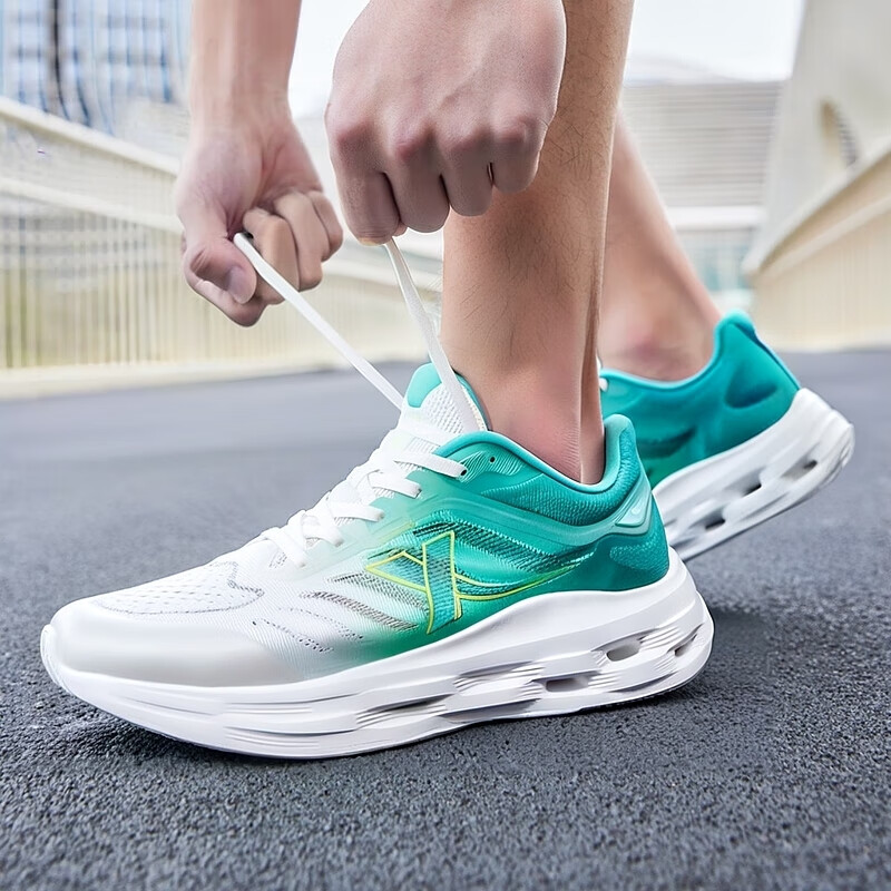 XTEP Breathable And Lightweight Low top Running Shoes Men’s White Green