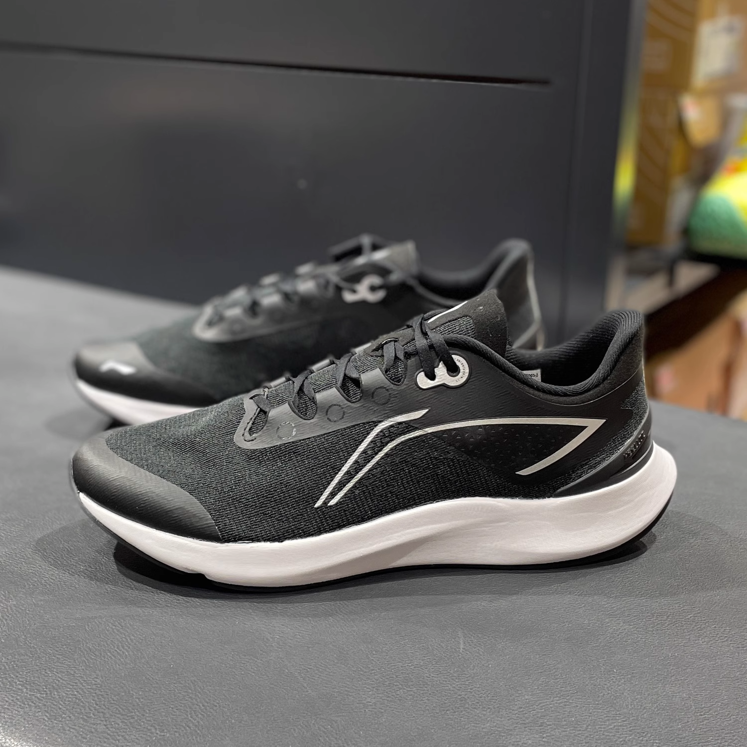 Li Ning Cushioning, Wear Resistant Low top Casual Running Shoes Men’s Black White