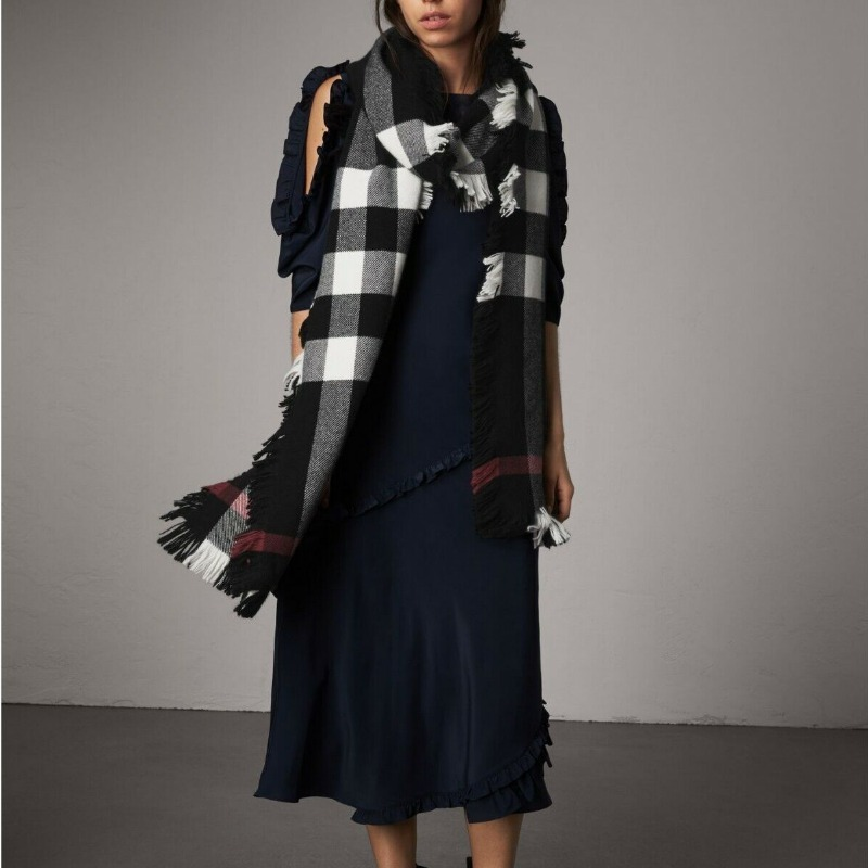 Шарф Burberry Check (черно-белый) — фото 7