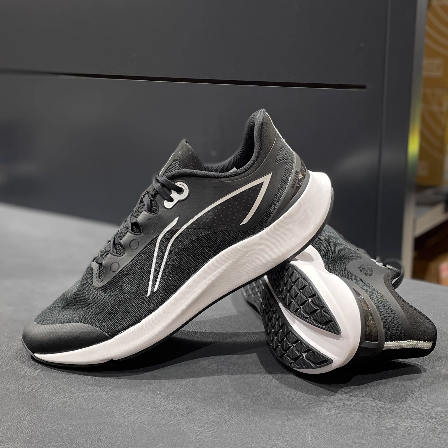 Li Ning Cushioning, Wear Resistant Low top Casual Running Shoes Men’s Black White