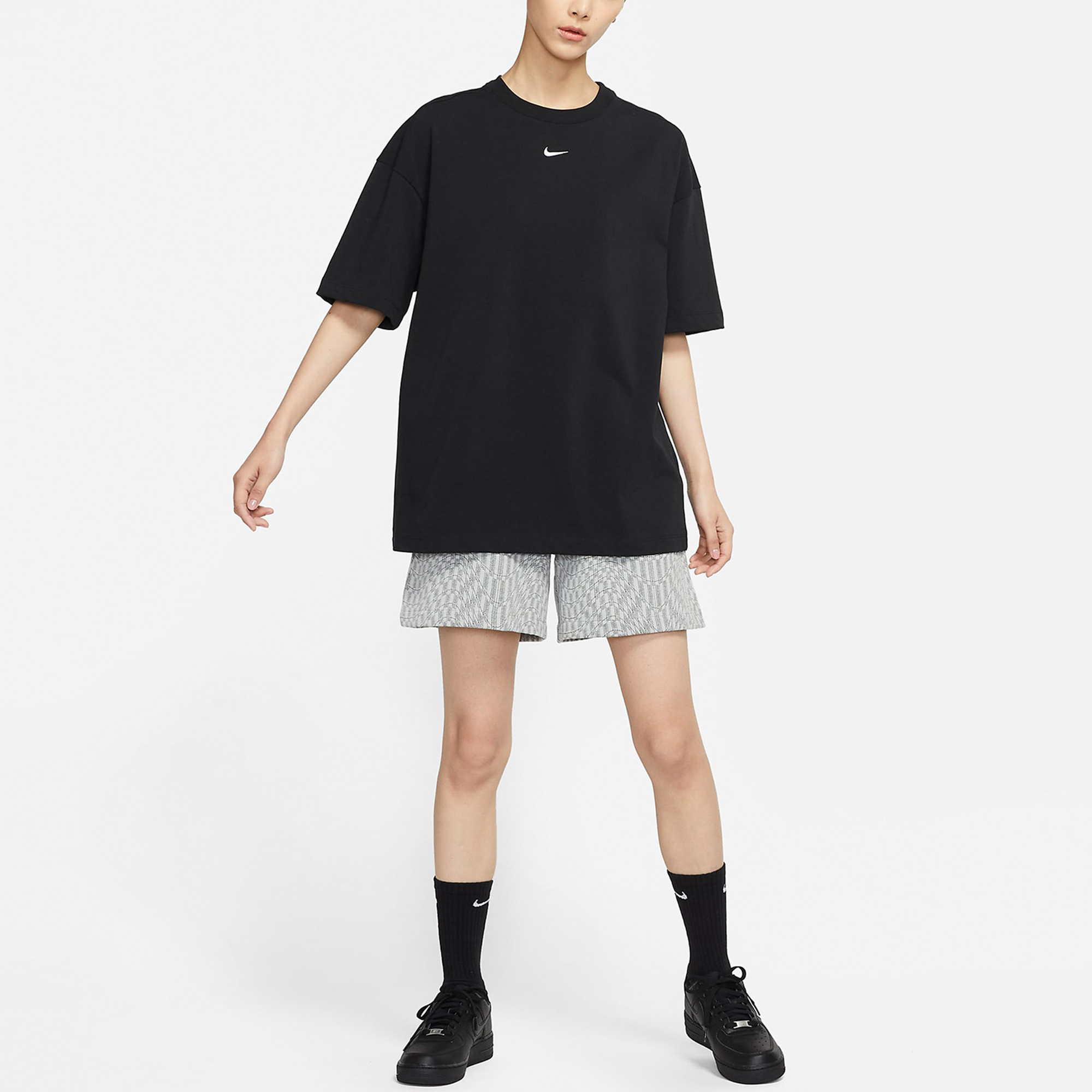 Женская футболка Nike Sportswear Essential (черная) — фото 3
