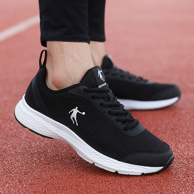 QIAODAN Comfortable Slip Resistant Low top Running Shoes Men’s Black Silver