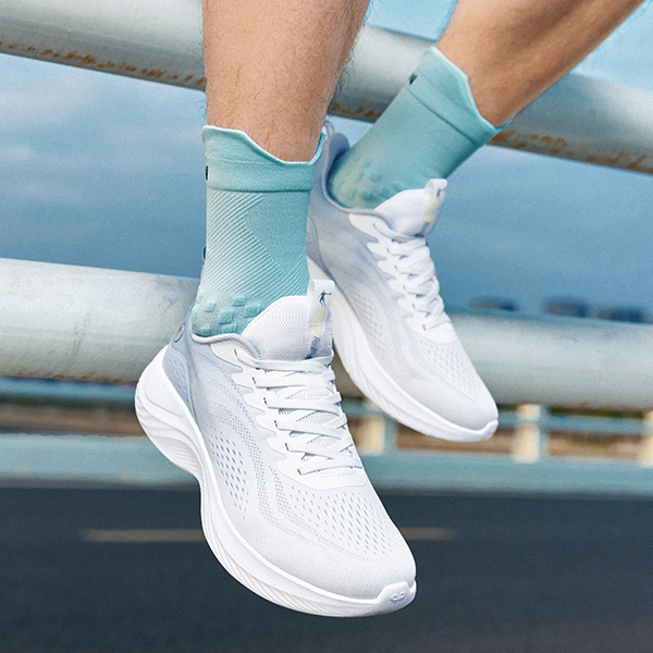 QIAODAN Comfortable And Trendy Cushioning Slip Resistant Low top Sprint Running Shoes Men’s White Blue
