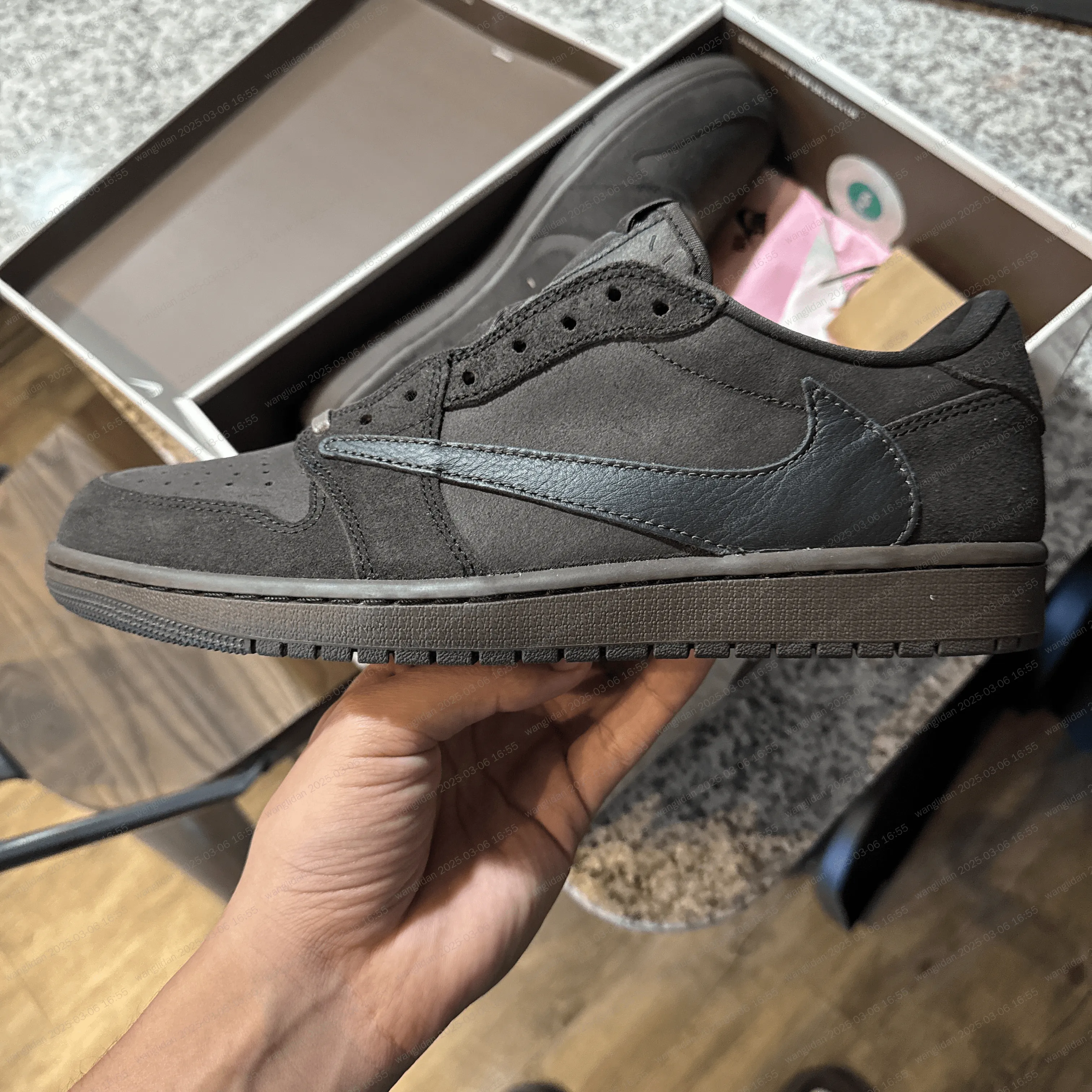 How to Spot Fake：Travis Scott Jordan 1 Mocha High - POIZON
