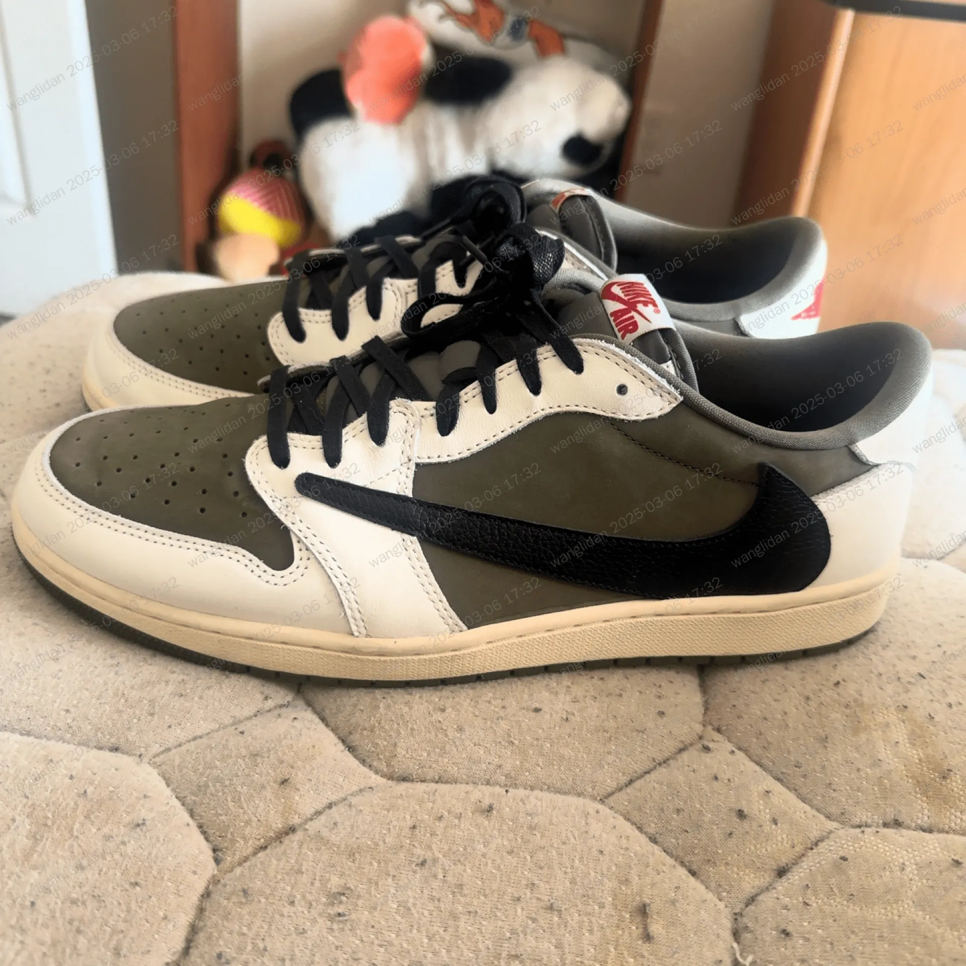 How to Spot Fake：Travis Scott Jordan 1 Mocha High - POIZON