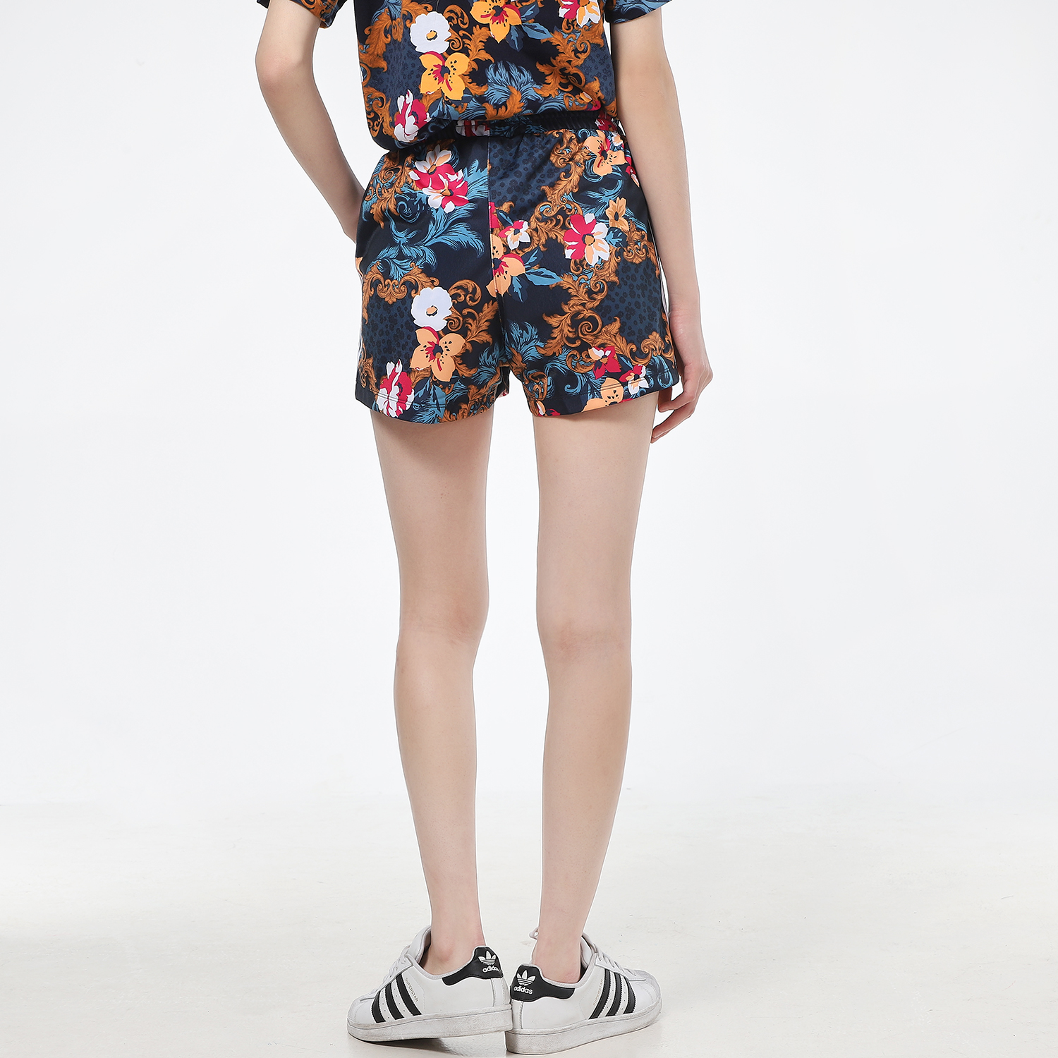 Женские шорты adidas originals Short (разноцветные) — фото 4