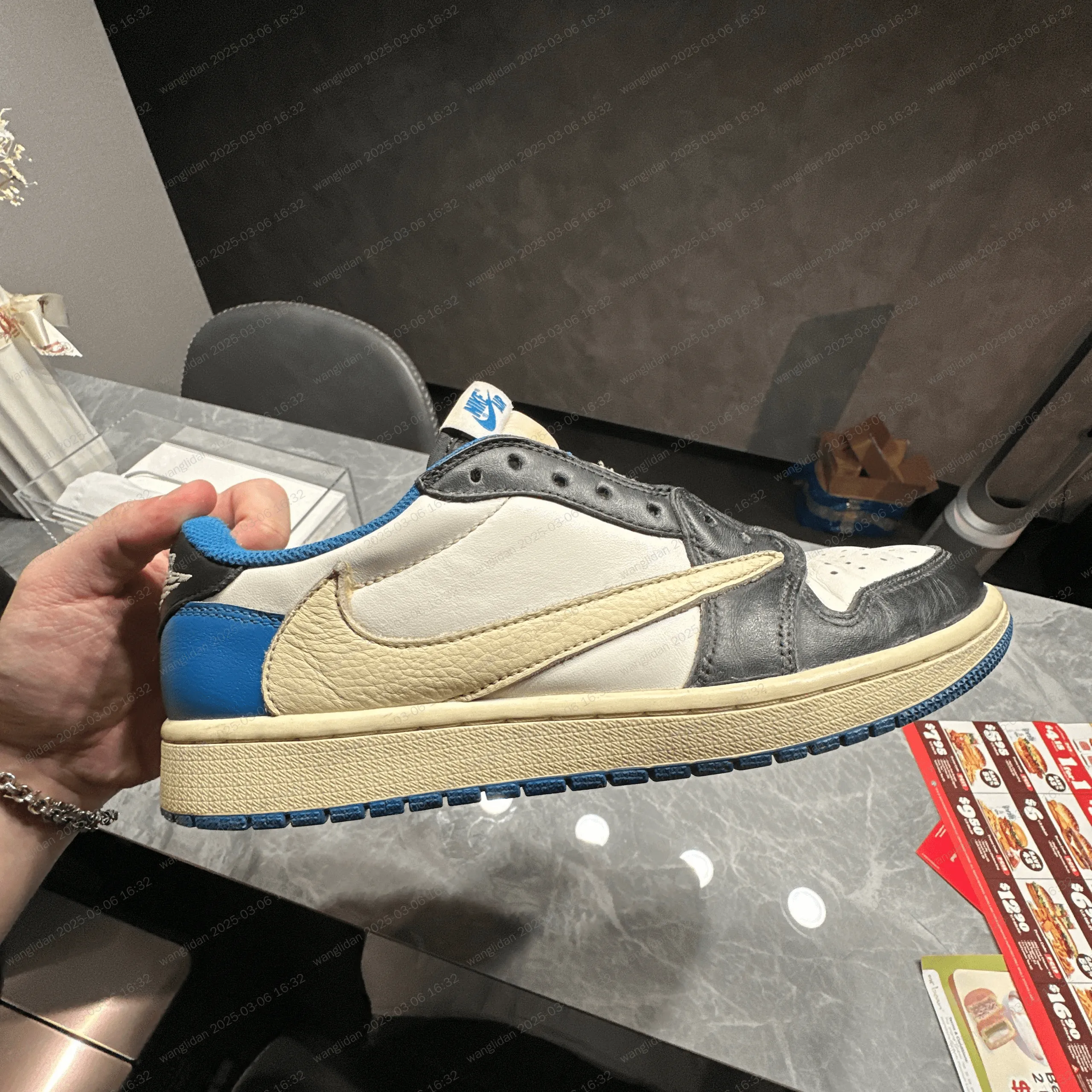 How to Spot Fake：Travis Scott Jordan 1 Mocha High - POIZON