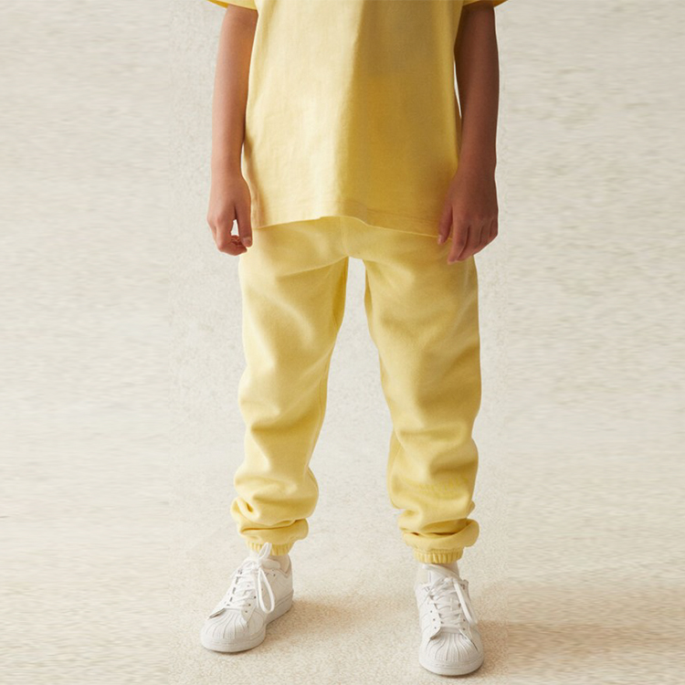Штаны Fear of God Essentials SS21 Kids Sweatpant Lemonade Yellow Logo (желтый) — фото 5