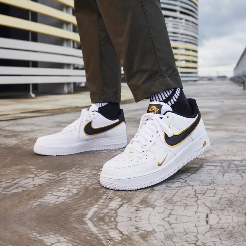 Мужские кроссовки Nike Air Force 1 (бело-черно-золотые) — фото 7