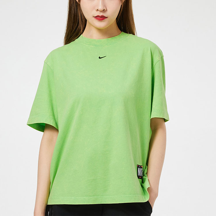 Женская футболка Nike Nse Essntl Tee (зеленая) — фото 3