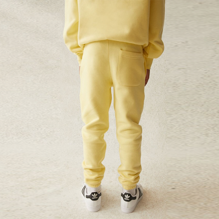 Штаны Fear of God Essentials SS21 Kids Sweatpant Lemonade Yellow Logo (желтый) — фото 3