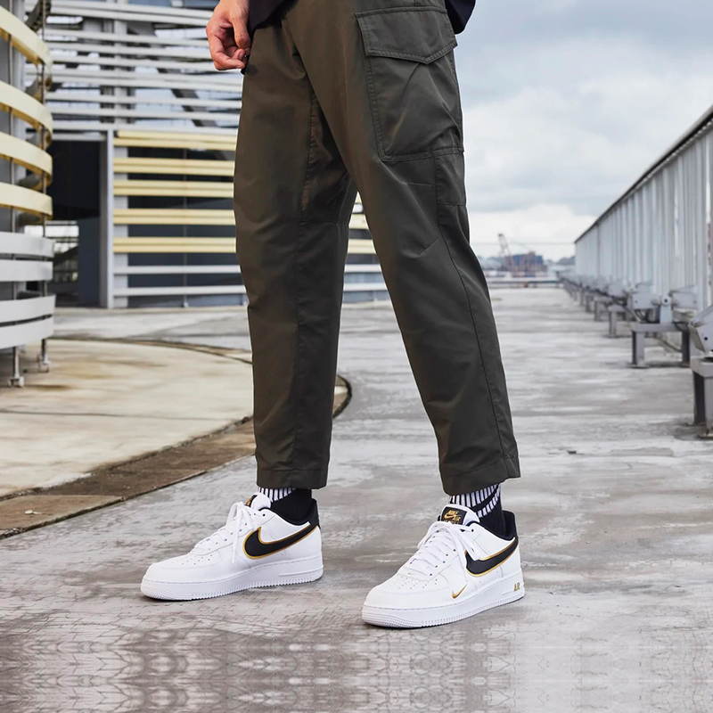 Мужские кроссовки Nike Air Force 1 (бело-черно-золотые) — фото 8