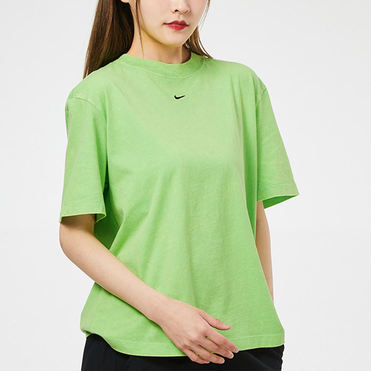 Женская футболка Nike Nse Essntl Tee (зеленая) — фото 4