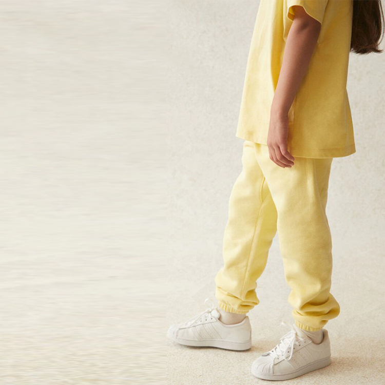 Штаны Fear of God Essentials SS21 Kids Sweatpant Lemonade Yellow Logo (желтый) — фото 4