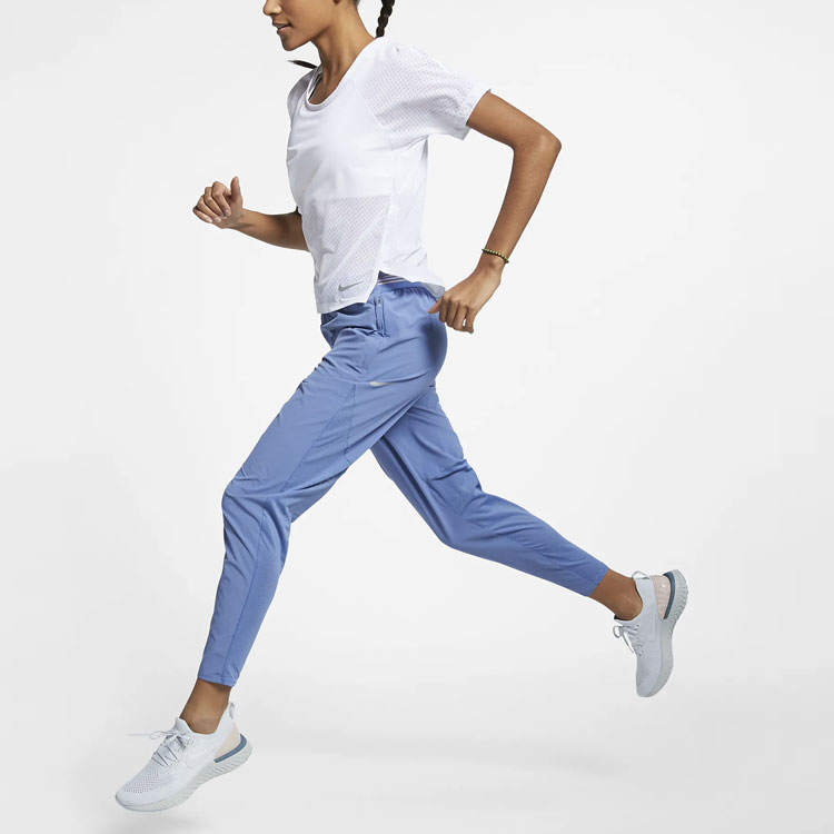 Женская футболка Nike Breathe Miler (белая) — фото 3