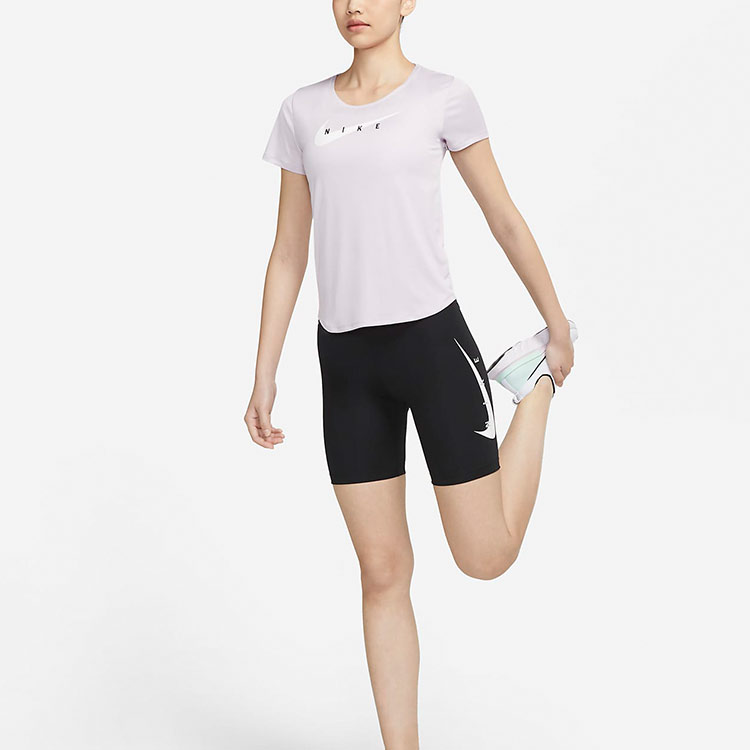Женские шорты Nike As W Nk Swoosh Rn Tght Shrt 7 (черные) — фото 7