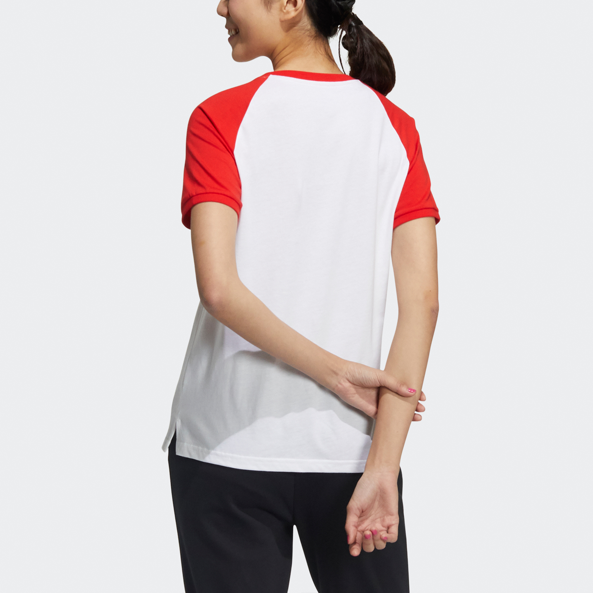 Женская футболка adidas neo Essentials Linear Tee (белая) — фото 3