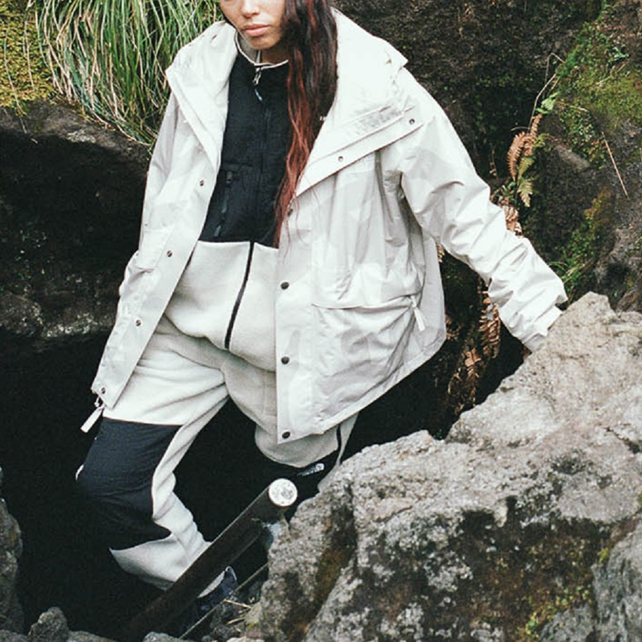 Флисовая куртка The North Face 1995 x KAWS FW22 Denali Logo (белая) — фото 4