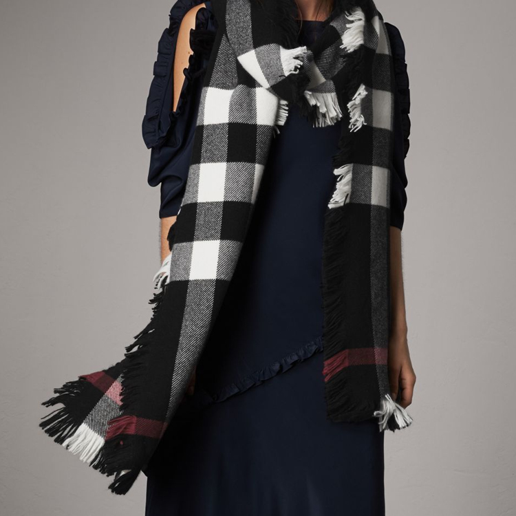 Шарф Burberry Check (черно-белый) — фото 6