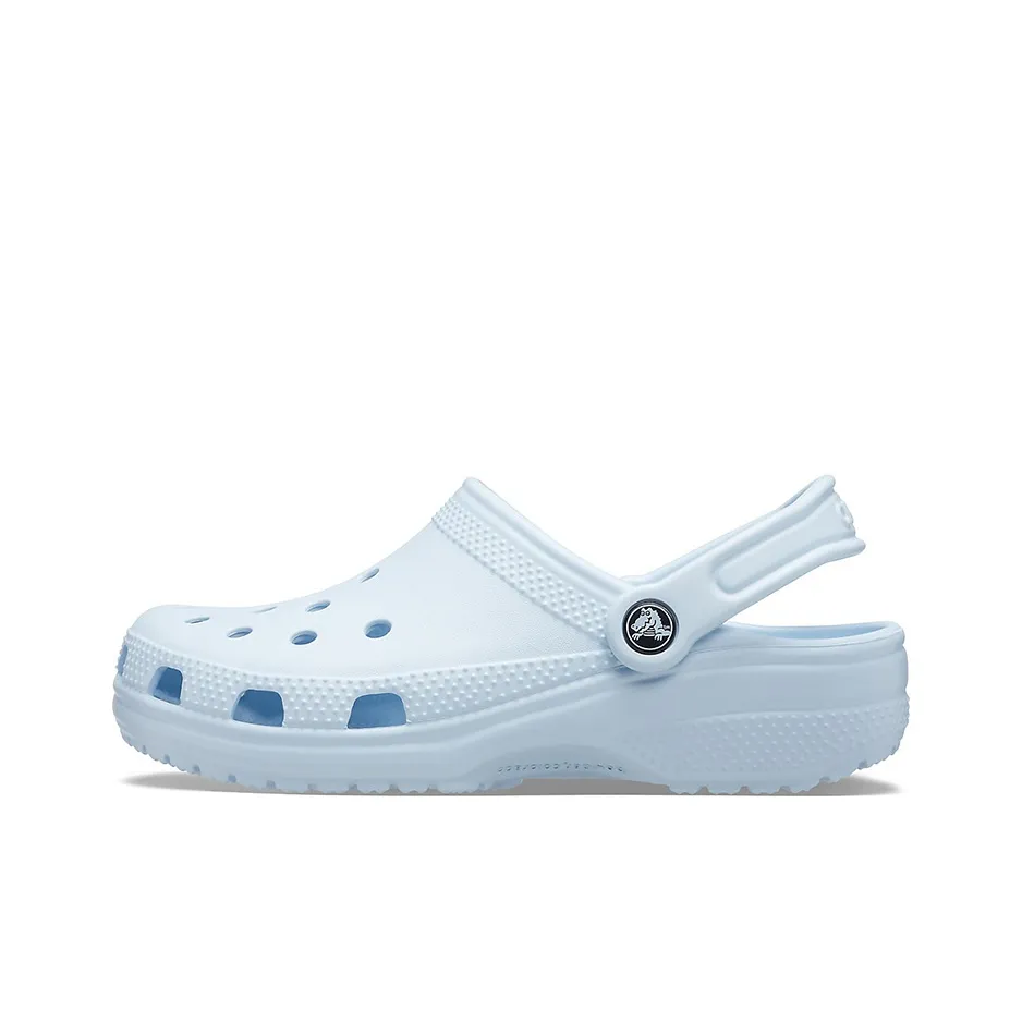 mit goldenen Crocs auf