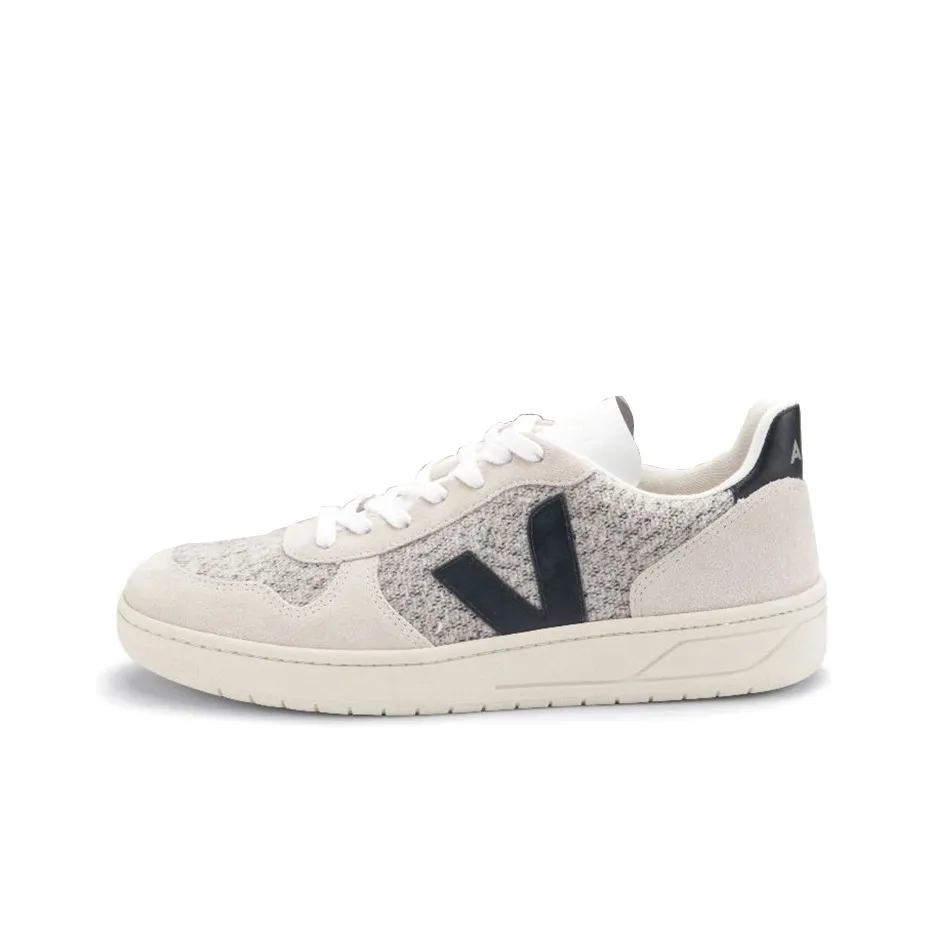 VEJA V 10 'Snow Black'
