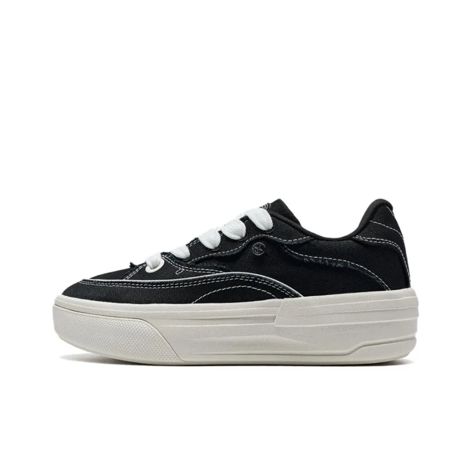 XTEP Ice Cream Shoes Slip Resistant Low Top Skateboard Shoes Women's Black White