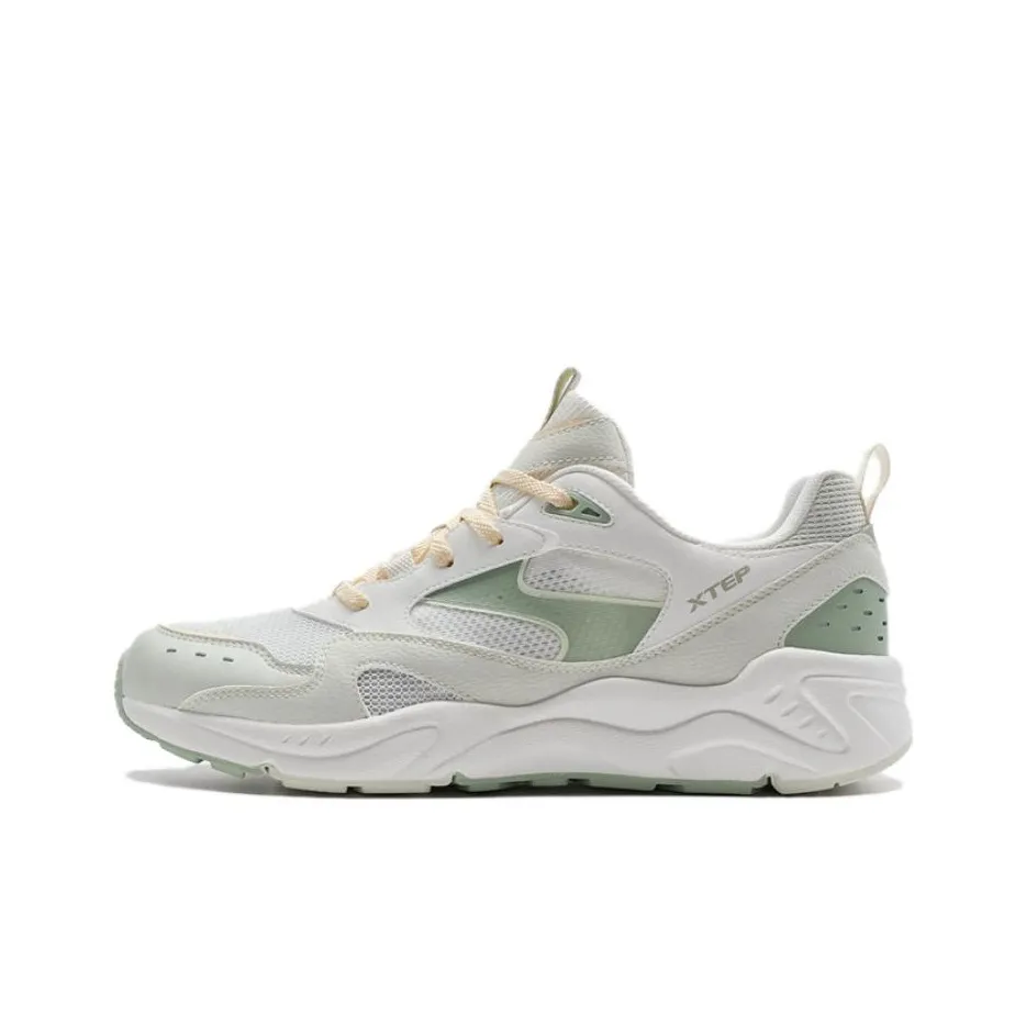 XTEP Newborn Collection Cushioning Wear-Resistant Low-Top Trekking Shoes Women's White Green