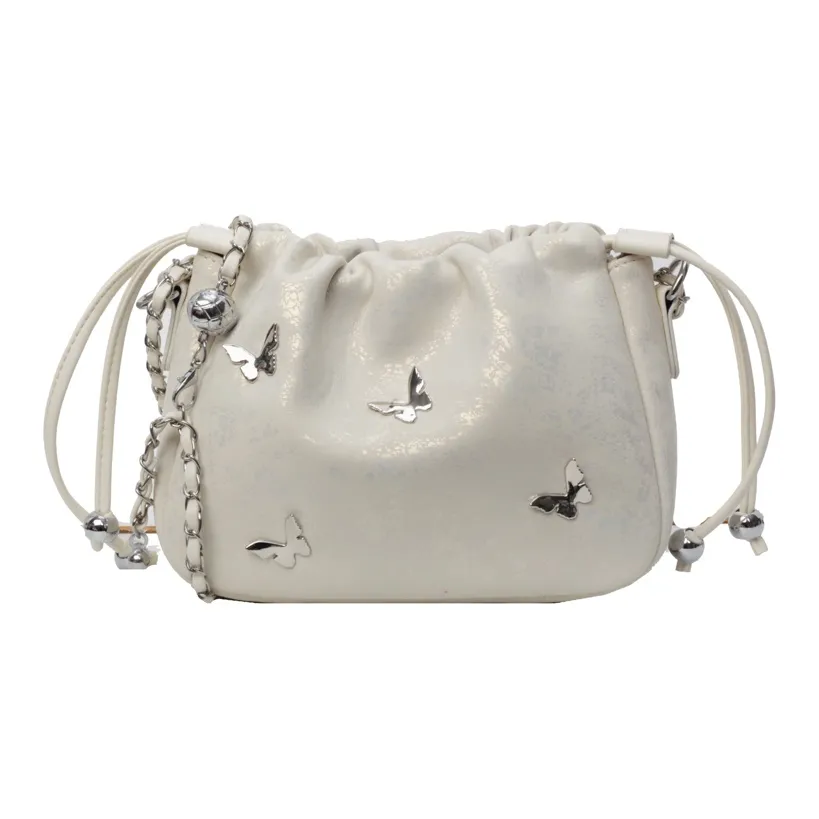 Meow in the grass Shoulder Bags