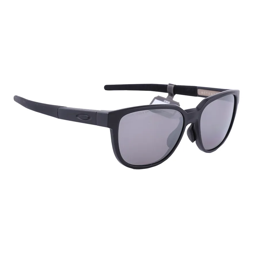 smirking tort and gold round sunglasses