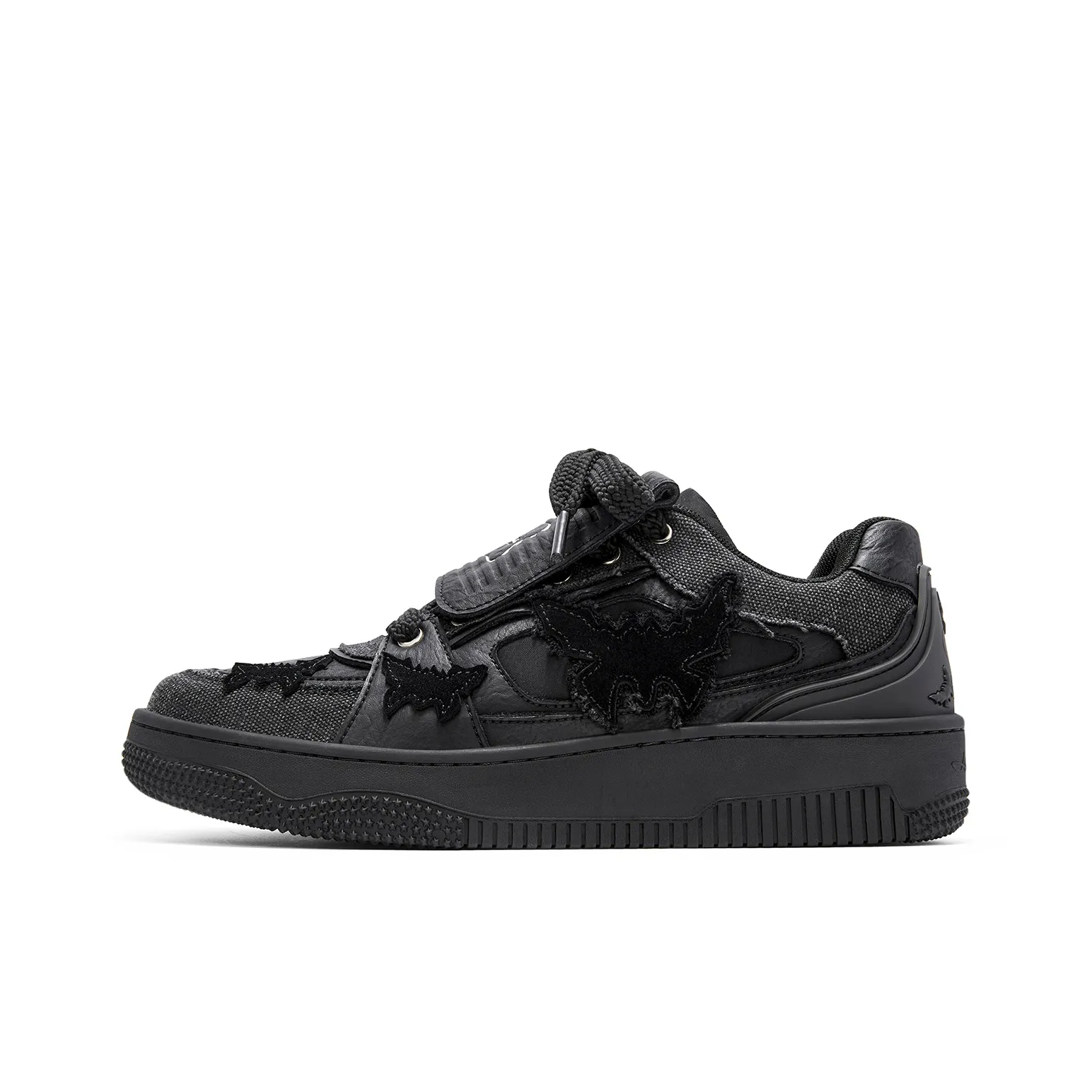 SENGUOGUO Bat Or Butterfly Anti-Slip Wear-Resistant Low-Top Skateboard Shoes Unisex Black